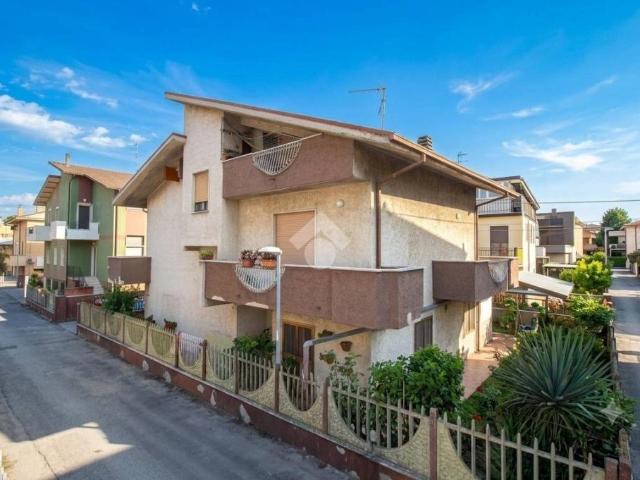 Vendesi villa singola a Città Sant'Angelo via Vomano, 12