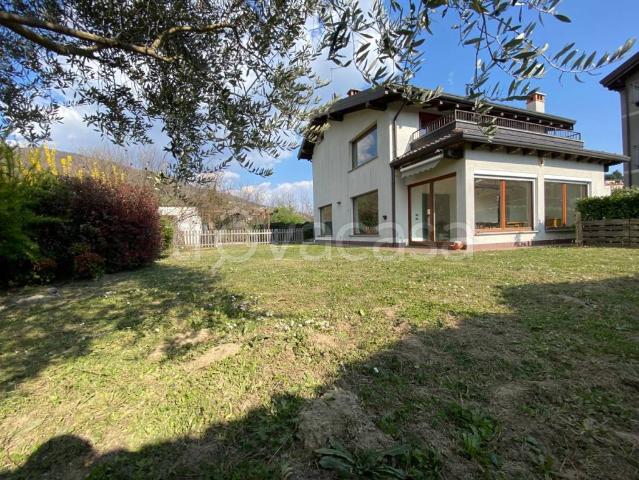 Vendesi villa singola a Como, Lora