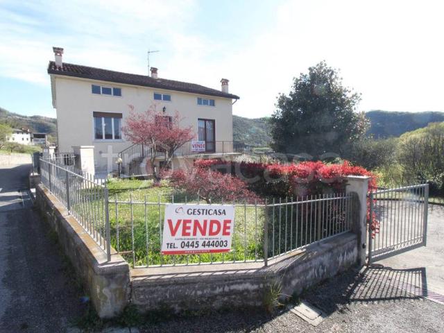 Vendesi villa singola a Cornedo Vicentino via Cristoforo Colombo