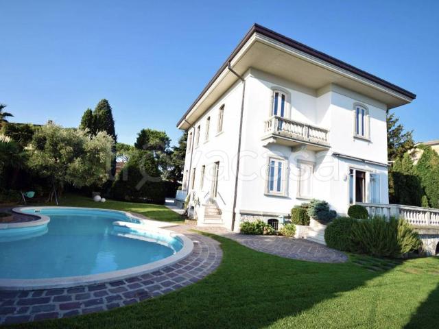 Vendesi villa singola a Desenzano del Garda via Eridio