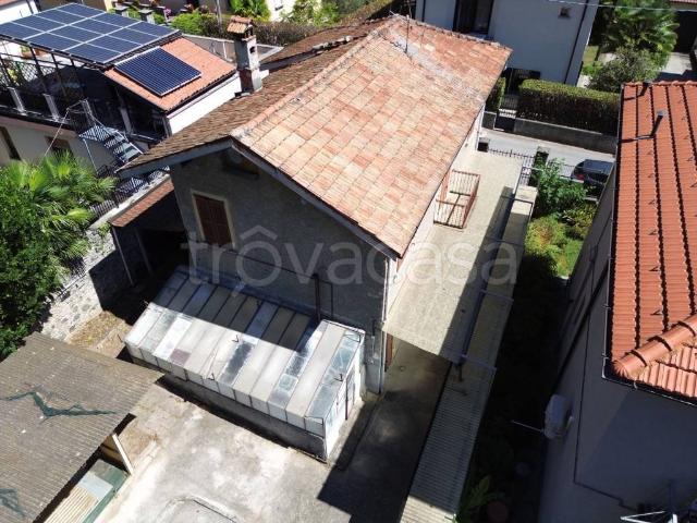 Vendesi villa singola a Dongo via Don Giovanni Manzi