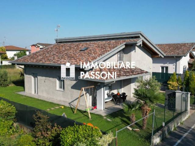 Vendesi villa singola a Fagnano Olona via Martiri della Libertà