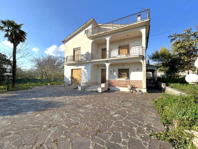 Vendesi villa singola a Fontanarosa via Mercato