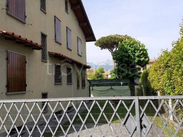 Vendesi villa singola a Forte dei Marmi