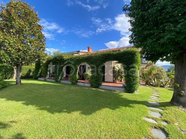 Vendesi villa singola a Forte dei Marmi