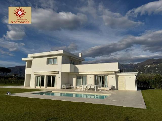 Vendesi villa singola a Forte dei Marmi via degli Olmi