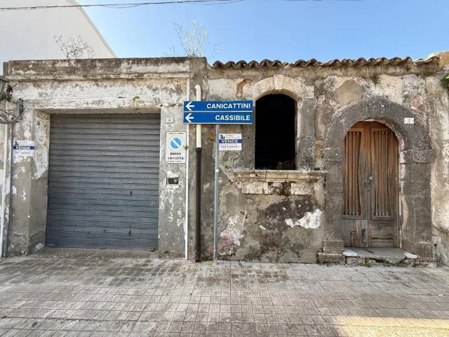 Vendesi casa indipendente a Floridia