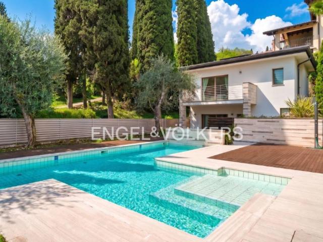 Vendesi villa singola a Gardone Riviera via Disciplina