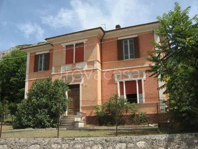 Vendesi villa singola a Gioia dei Marsi