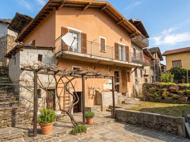 Vendesi villa singola a Gravedona ed Uniti via Regina