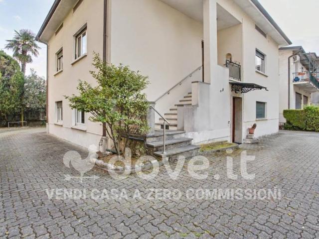 Vendesi villa singola a Laveno Mombello, Laveno