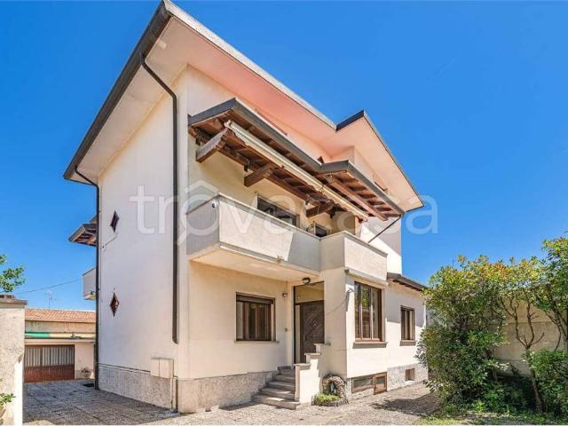 Vendesi villa singola a Lentate sul Seveso via Vincenzo Bellini, 8