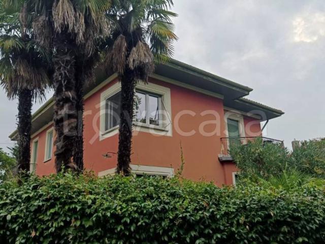 Vendesi villa singola a Lesa