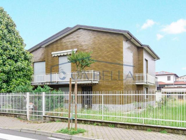 Vendesi villa singola a Limbiate via pace, 41