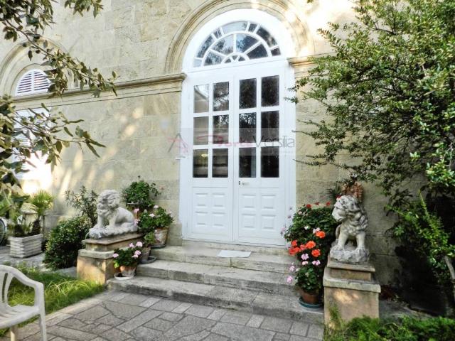 Vendesi villa singola a Livorno