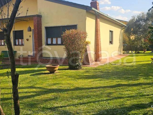 Vendesi villa singola a Lucca via dei Mammini, San Concordio