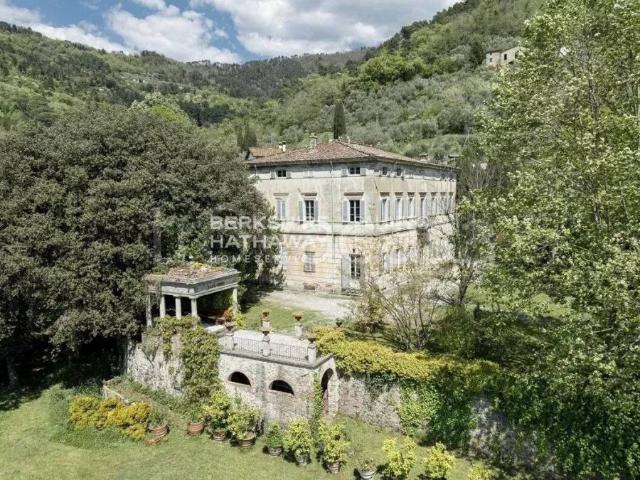Vendesi villa singola a Lucca, Piazza Anfiteatro Torre Guinigi