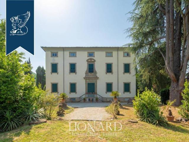 Vendesi villa singola a Lucca, Piazza Anfiteatro Torre Guinigi