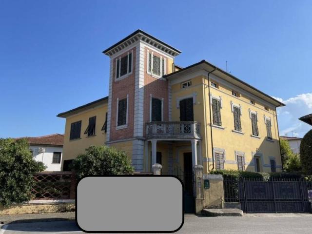 Vendesi villa singola a Lucca, Sant'Anna