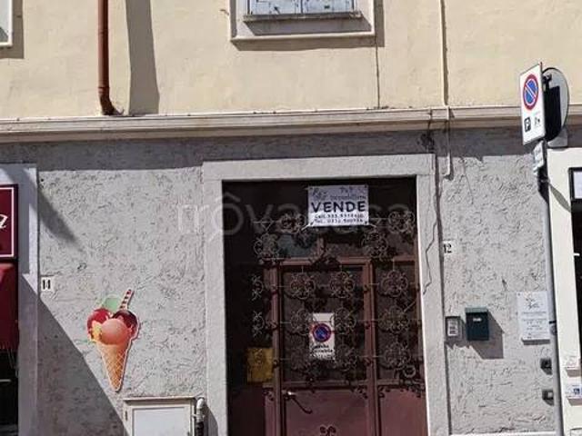 Vendesi villa singola a Luino via Cesare Battisti, 6