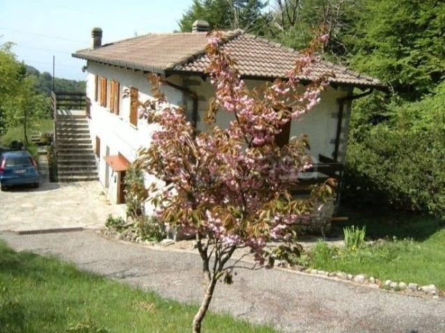 Vendesi villa singola a Mandello del Lario via dei Roccoli