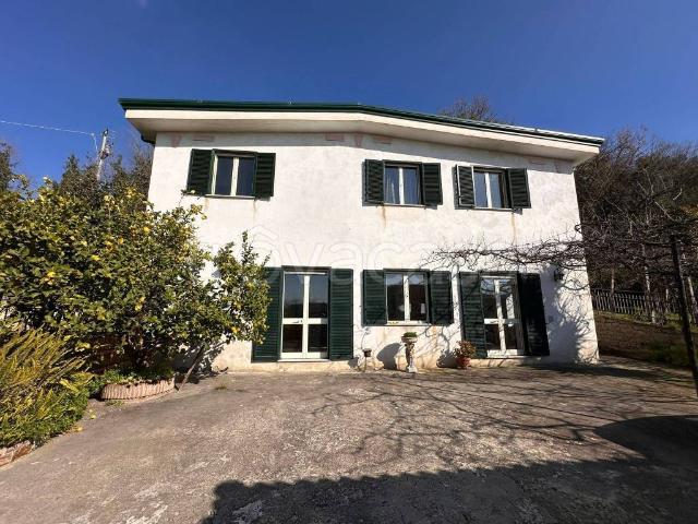Vendesi villa singola a Maddaloni via della Vigna