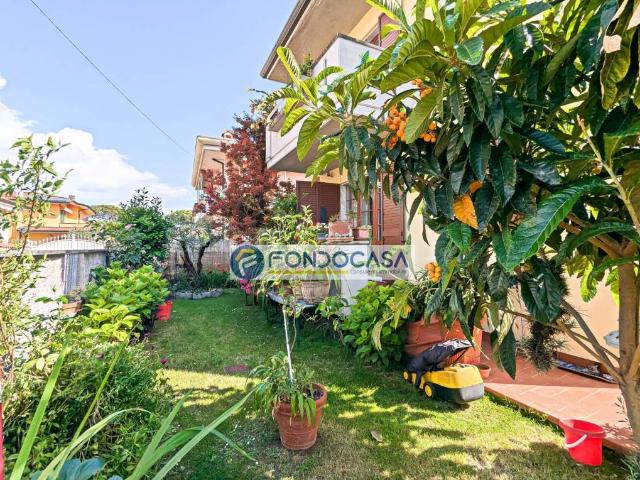 Vendesi villa singola a Massa via Puliche, 310, Marina di Massa Centro