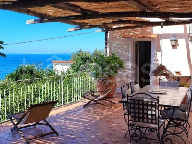 Vendesi villa singola a Massa Lubrense