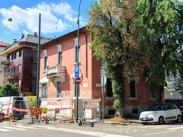 Vendesi villa singola a Milano via Moretto da Brescia, Città Studi