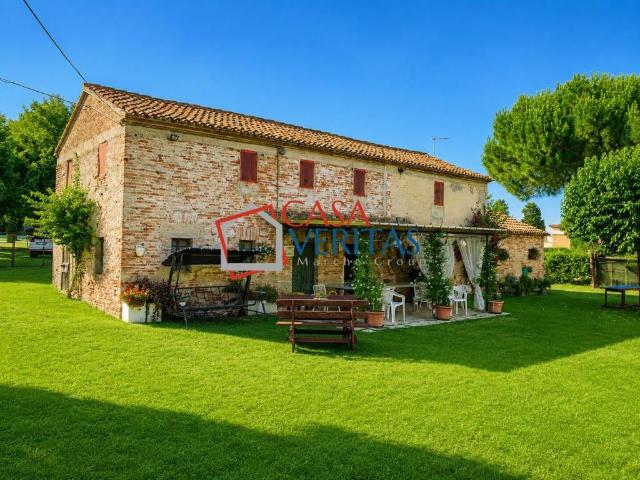 Vendesi villa singola a Montemarciano via Alberici