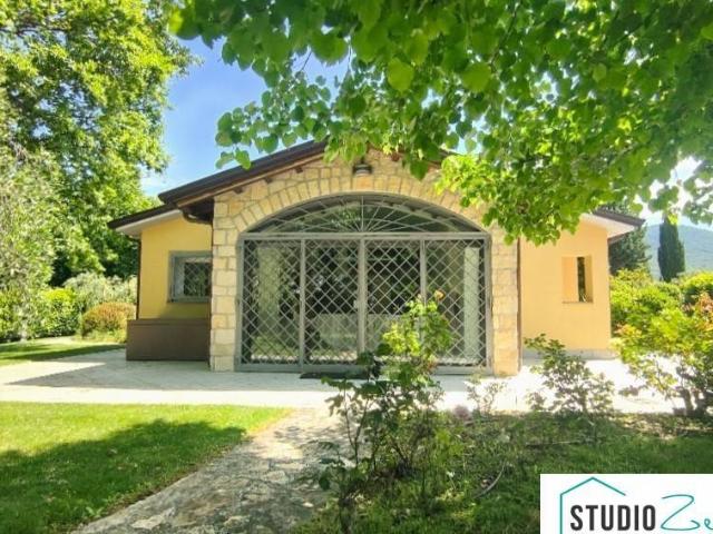 Vendesi villa singola a Montecchio