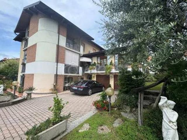 Vendesi villa bifamiliare a Olona, Induno Olona