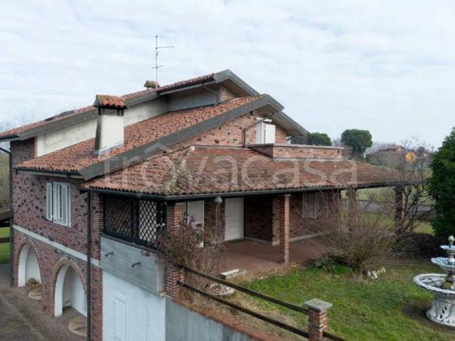 Vendesi villa singola a Oleggio via Romana