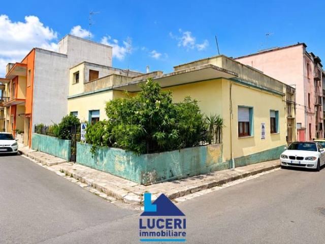 Vendesi villa singola a Parabita piazza Sant'Anna