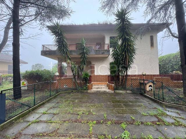 Vendesi villa singola a Pedara via Tarderia
