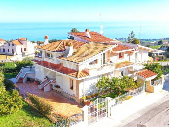 Vendesi villa singola a Petacciato