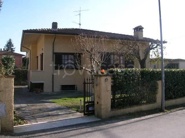 Vendesi villa singola a Pietrasanta