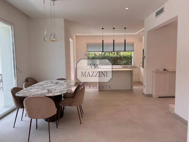 Vendesi villa singola a Pietrasanta via Cristoforo colombo