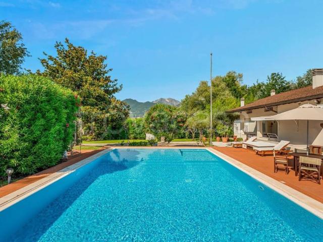 Vendesi villa singola a Forte dei Marmi via degli Olmi