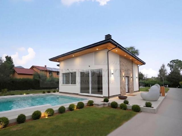 Vendesi villa singola a Pietrasanta, Marina Di Pietrasanta