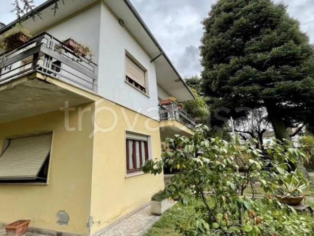 Vendesi villa singola a Ponte San Pietro via Nullo
