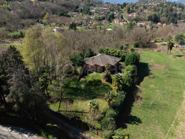 Vendesi villa singola a Porto Valtravaglia via Privata Altipiano, 9