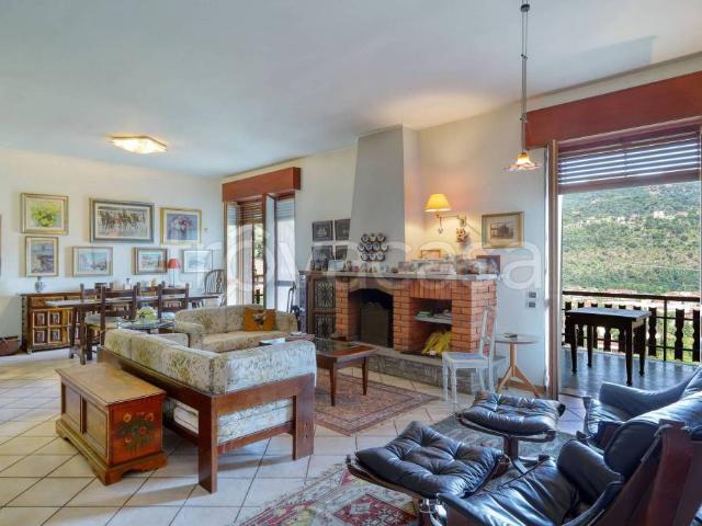 Vendesi villa singola a Porto Ceresio via Farioli