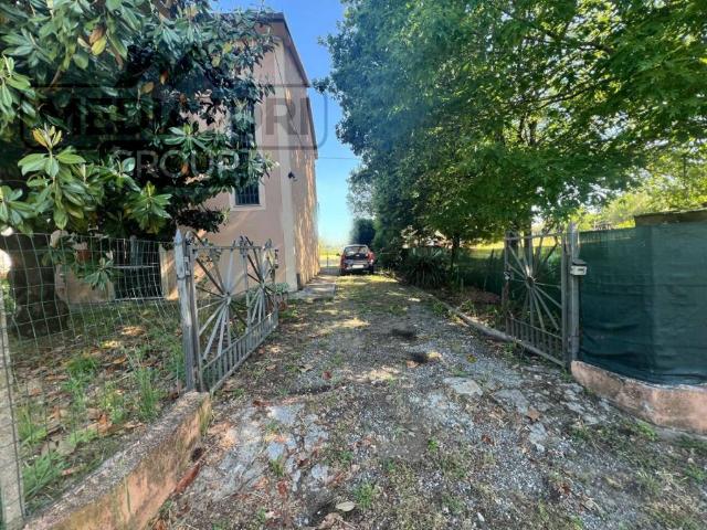 Vendesi villa singola a Porcari via Poggetto