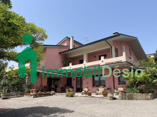 Vendesi villa singola a Potenza