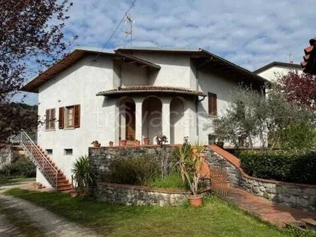 Vendesi villa singola a Pratovecchio Stia