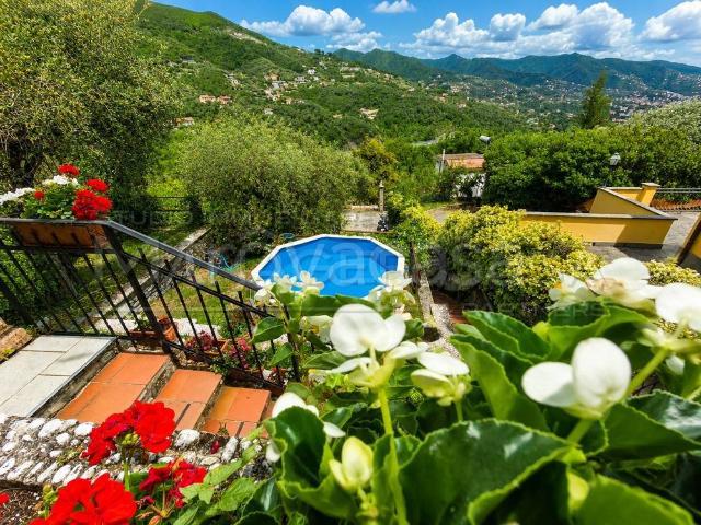 Vendesi villa singola a Rapallo, San Martino Di Noceto