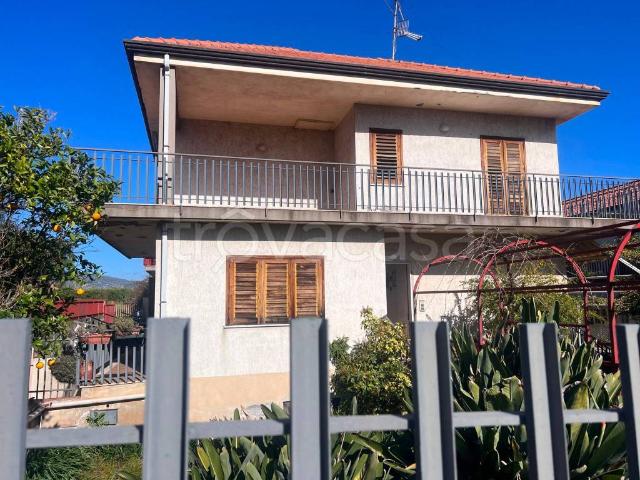 Vendesi villa singola a Riposto via Tomasi di Lampedusa
