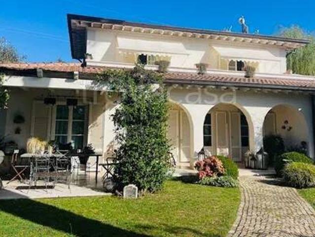 Vendesi villa singola a Roma Imperiale, Forte dei Marmi