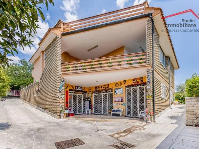 Vendesi villa singola a Roma via Alessandro Vivenza, Monte Migliore